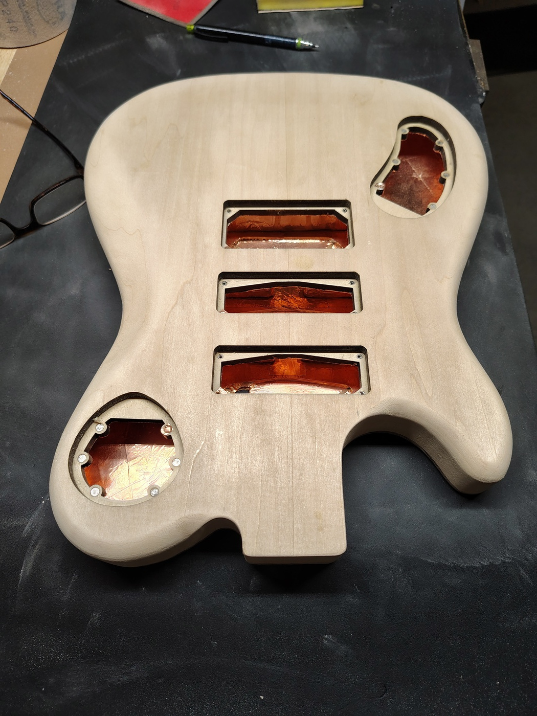 Back of the guitar with rib
cut